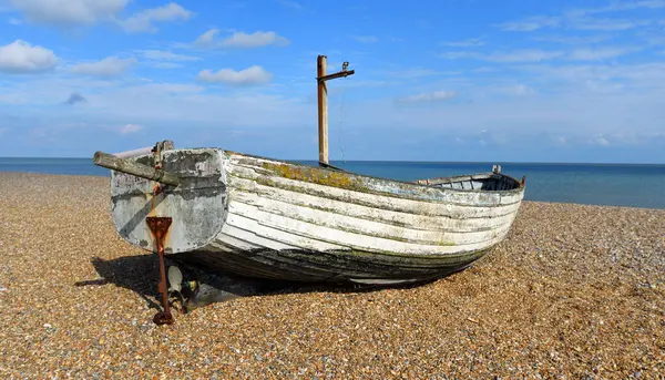 Aldeburgh sahilindeki eski balıkçı teknesi.