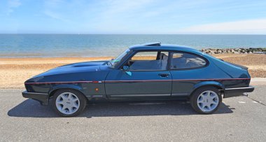 FELIXSTOWE, SUFFOLK, ENGLAND - MAYIS 05, 2024: Klasik Koyu Mavi Ford Capri 280