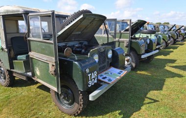 Küçük Gransden, CAMBRIDGESHIRE, İngiltere - 25 Ağustos 2024: Güneşli bir günde klasik Land Rover araçları dizisi