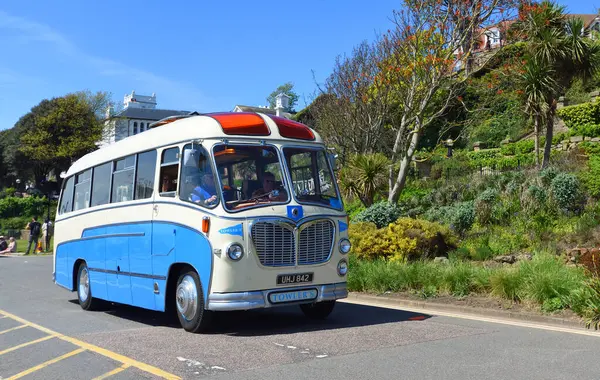 FELIXSTOWE, SUFFOLK, İngiltere - MAYIS 05, 2024: Duple Vega koçu ile klasik 1956 Bedford SBG