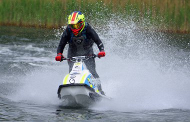 WYBOSTON, BED, FORDSHIRE, İNGİLTAN - Mayıs 024, 2024: Jet Ski yarışçıları çok fazla sprey püskürterek hız yaratıyor.