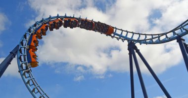 Corton, Suffolk, İngiltere - 16 Ağustos 2016: Roller coaster ride heyecan arayanlar ile dolu 