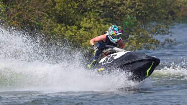 WYBOSTON, BEDFORDSHIRE, İNGİLTAN - MAYIS 024, 2024: Jet Ski yarışçısı hız konusunda virajda çok fazla sprey üretiyor