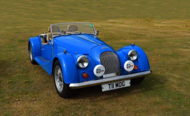 UPPER DEAN, BEDFORDSHIRE, İngiltere - 07 Eylül 2024: Klasik Mavi Morgan Roadster çimlerin üzerine park etmiş. 