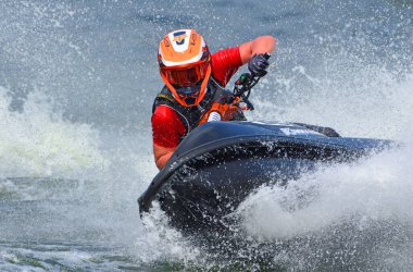WYBOSTON, BEDFORDSHIRE, İNGİLTAN - MAYIS 024, 2024: Jet Ski yarışçısı hız konusunda virajda çok fazla sprey üretiyor