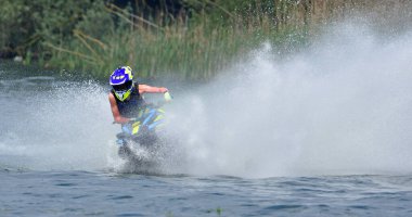  Jet Ski yarışçısı hızla viraj alıyor çok fazla sprey üretiyor