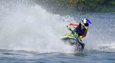 Jet Ski yarışçısı hızla viraj alıyor çok fazla sprey üretiyor