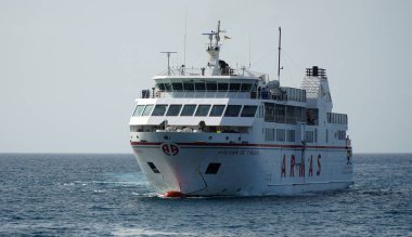 PLAYA BLANCA, LANZAROTE, İspanya - 18 Nisan 2024: Playa Blanca Lanzarote ve Corralejo Fuerteventura 'dan Kanarya Adası Feribot Yelkenleri