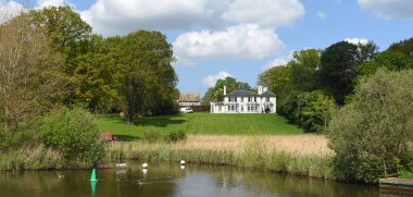 Horning, Norfolk, İngiltere - 10 Mayıs 2018: Lüks mal Bure Horning Norfolk İngiltere Nehri'nin kıyısında.