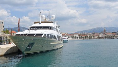 Split, Hırvatistan - 17 Haziran 2018: Split Hırvatistan demirlemiş büyük özel tekne.