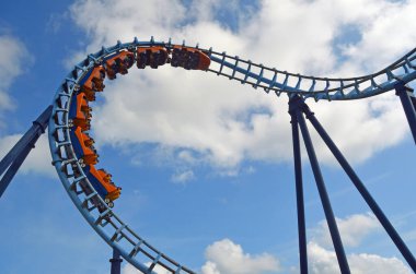 Roller coaster ride heyecan arayanlar ile dolu 