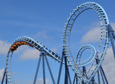 Roller coaster ride heyecan arayanlar ile dolu 