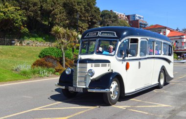 FELIXSTOWE, SUFFOLK, İngiltere - Mayıs 05, 2024: Klasik Bedford kadın doğum koçu yolda