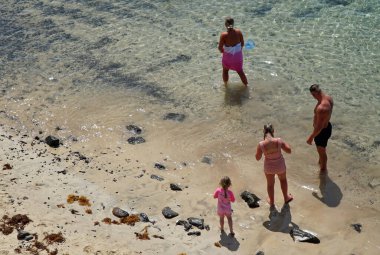 PLAYA BLANCA, LANZAROTE, SPAIN - 19 Nisan 2024: Yukarıdan gelen 4 kişilik bir grup.