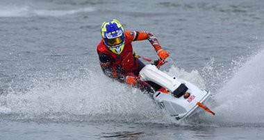 WYBOSTON, BEDFORDSHIRE, İNGİLTAN - MAYIS 024, 2024: Jet Ski yarışçısı hız konusunda virajda çok fazla sprey üretiyor