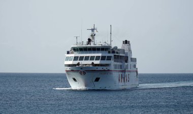 PLAYA BLANCA, LANZAROTE, İspanya - 22 Nisan 2024: Playa Blanca Lanzarote ve Corralejo Fuerteventura 'dan Kanarya Adası Feribot Yelkenleri