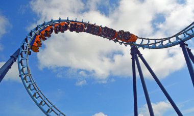 Corton, Suffolk, İngiltere - 16 Ağustos 2016: Roller coaster ride heyecan arayanlar ile dolu 