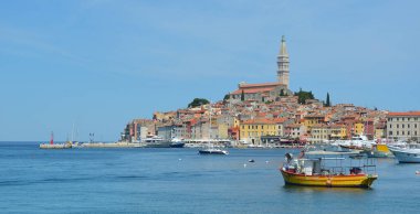ROVINJ, ISTRA, CROATIA - 17 Haziran 2017: Hırvatistan 'ın Istia kentindeki tarihi Rovinj kasabası