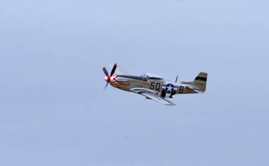 KÜÇÜK GRANSDEN, CAMBRIDGESHIRE, İngiltere - 25 AĞUSTOS 2024: Klasik Amerikan P-51D Mustang uçağı