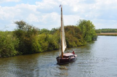 Horning, Norfolk, İngiltere - 10 Mayıs 2018: Eski moda yat yelken nehrin Bure Horning, Norfolk karılar yakınındaki gezinme altında.