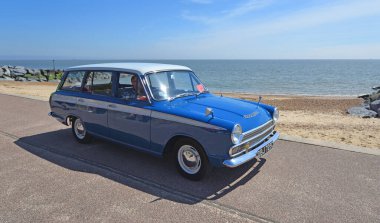 FELIXSTOWE, SUFFOLK, ENGLAND - MAYIS 05, 2024: Klasik Ford Cortina MK1500 Deluxe Estate on Seafront Promenade Beach and sea on background
