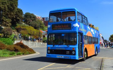 FELIXSTOWE, SUFFOLK, ENGLAND - MAYIS 05, 2024: Güney vektörel renklerinde klasik Leyland Olimpiyat otobüsü.