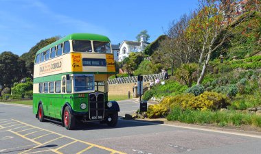 FELIXSTOWE, SUFFOLK, İngiltere - MAYIS 05, 2024: Yoldaki Klasik AEC Regent III Double Decker Otobüsü