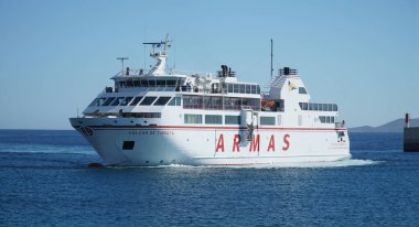 PLAYA BLANCA, LANZAROTE, İspanya - 10 Ekim 2024: Playa Blanca Lanzarote ve Corralejo Fuerteventura 'dan Kanarya Adası Feribot Yelkenleri