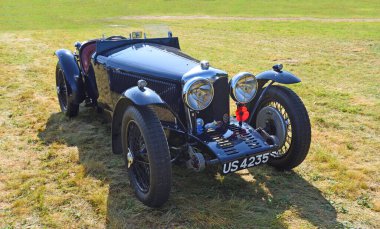 Little Gransden, CAMBRIDGESHIRE, İngiltere - 27 AĞUSTOS 2023: 672 Riley 12-4 Kestrel Special (1934) otların üzerine park edilmiş