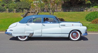 FELIXSTOWE, SUFFOLK, İngiltere - Mayıs 05, 2024: Klasik Beyaz Buick Roadmaster on Road 