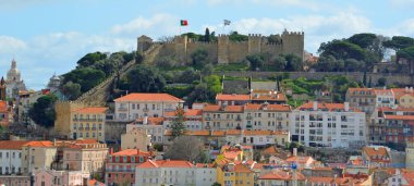 Castelo de Sao Jorge, Igreja da Graca ve Miradouro de Graca dahil olmak üzere Miradouro de Sao Pedro Alcantara 'dan panoramik manzara.