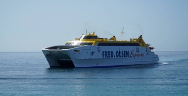 PLAYA BLANCA, LANZAROTE, İspanya - 17 Nisan 2024: Fred Olsen Kanarya Adası Feribot Yelkenleri Playa Blanca Lanzarote ve Corralejo Fuerteventura.