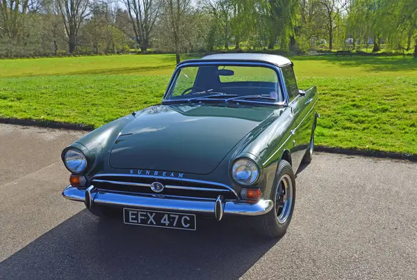 St. NEOTS, CAMBRIDGESHIRE, İngiltere - 30 Mart 2025 Klasik Yeşil Güneş Kaplanı