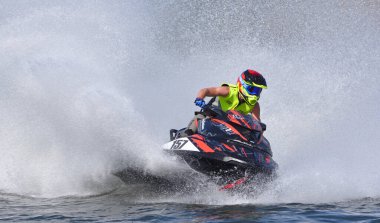 WYBOSTON, BEDFORDSHIRE, ENGLAND - 12 NİSAN 2025: Jet Ski yarışçısı hız konusunda virajda bir sürü sprey yapıyor 