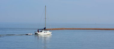FELIXSTOWE, SUFFOLK, İngiltere - 01 Mayıs 2025: Deben Suffolk nehrinden çıkan Yat