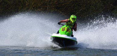 Jet Ski yarışçısı hız virajında çok fazla sprey yapıyor. 