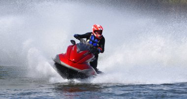 WYBOSTON, BEDFORDSHIRE, ENGLAND - 12 NİSAN 2025: Jet Ski yarışçısı hız konusunda virajda bir sürü sprey yapıyor 