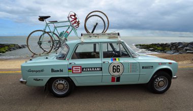 FELIXSTOWE, SUFFOLK, ENGLAND - MAYIS 04, 2025: Bianchi takımı Alfa Romeo arabası Bianchi yarış bisikletleri üstte