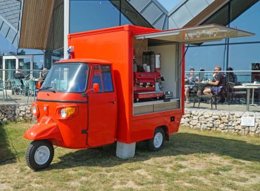 FELIXSTOWE, SUFFOLK, İngiltere - 02 Mayıs 2025: Piaggio Ape Mobil Kahve 3 tekerlekli kamyon