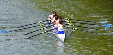 BEDFORD, BEDFORDSHIRE, İngiltere - 10 Mayıs 2025: Nehirde Bayanlar Sekiz Kürek Takımı 