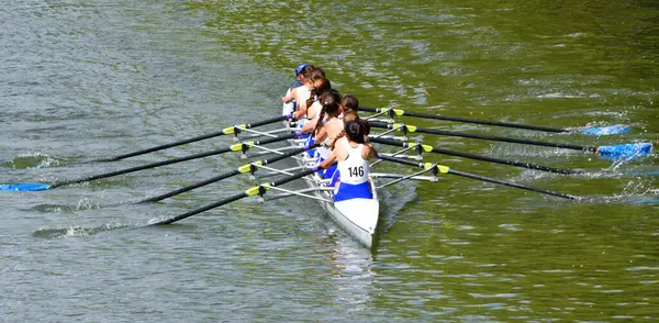 BEDFORD, BEDFORDSHIRE, İngiltere - 10 Mayıs 2025: Nehirde Bayanlar Sekiz Kürek Takımı 