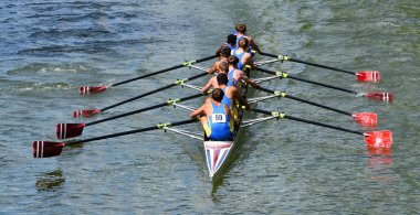 Mens Eights kürek takımı nehirde 