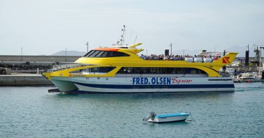 PLAYA BLANCA, LANZAROTE, İspanya - 14 Ekim 2024: Fred Olsen Kanarya Adası Feribot Yelkenleri Playa Blanca Lanzarote ve Corralejo Fuerteventura.