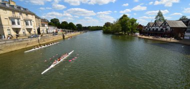 BEDFORD, BEDFORDSHIRE, İngiltere - 10 MAYIS 2025: Bedford 'daki Ouse nehrinde kürek takımları
