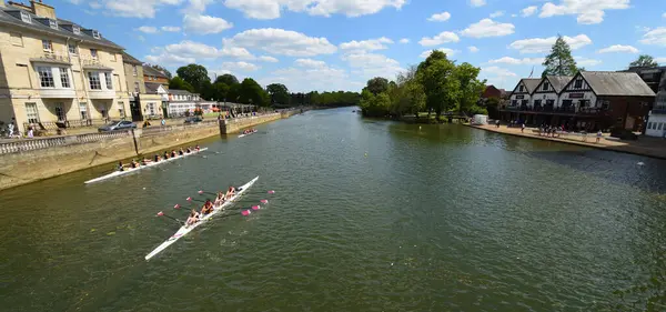 BEDFORD, BEDFORDSHIRE, İngiltere - 10 MAYIS 2025: Bedford 'daki Ouse nehrinde kürek takımları