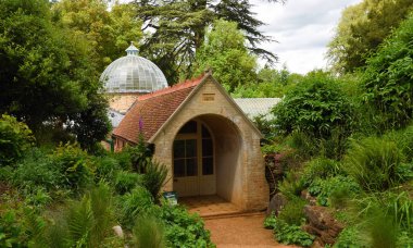 Old WARDEN, BEDFORDSHIRE, İngiltere - 30 Mayıs 2025: Glasshouse - Fernery İsviçre Bahçeleri Bedfordshire cam kubbesiyle