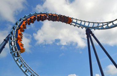 Roller coaster ride heyecan arayanlar ile dolu 