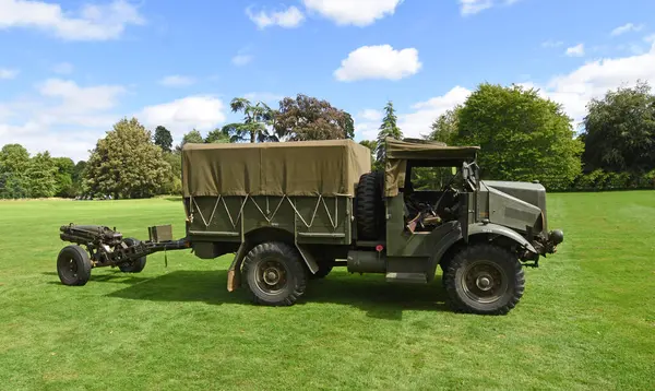 SILSOE, BEDFORDSHIRE, İngiltere - 19 AĞUSTOS 2023: İkinci Dünya Savaşı Arazi Silahı çekicisini çeken 1944 model Morris-Ticari Kamyon