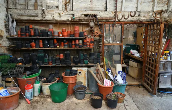 SHEPRETH, CAMBRIDGESHIRE, InGLAND - 23 MAYIS 2025: Büyük Kırsal Bahçe Kapları ve araçları 