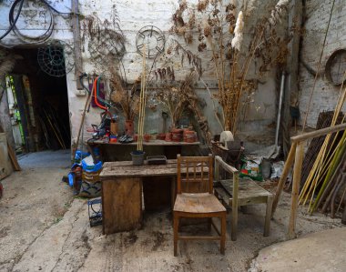 SHEPRETH, CAMBRIDGESHIRE, InGLAND - 23 MAYIS 2025: Büyük Kırsal Bahçe Kapları ve araçları 